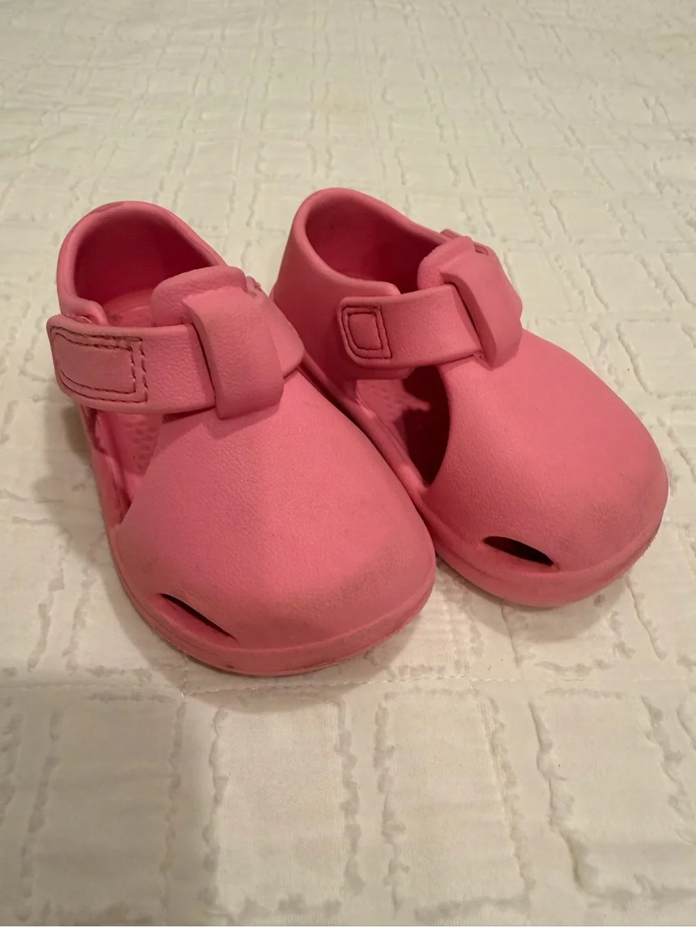 Old Navy Pink Closed-Toe Kids Water Shoes with Hook-and-Loop Strap